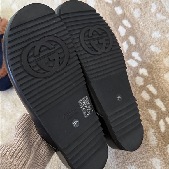 Gucci Black Leather Loafers with Gold Accents - Picture 4 of 4